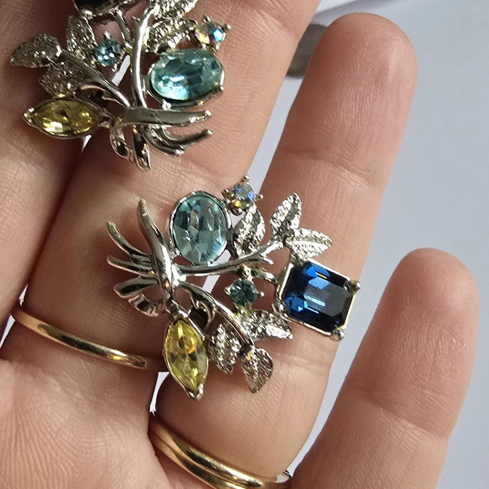 Vintage earrings floral silver tone rhinestones clip on clipon retro